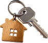 Металлический ключ на брелоке с деревянной ключницей в форме домика с четырьмя вырезами для окон — идеальный вариант для владельцев каркасных домов в Раменском или тех, кто любит дома из бруса.